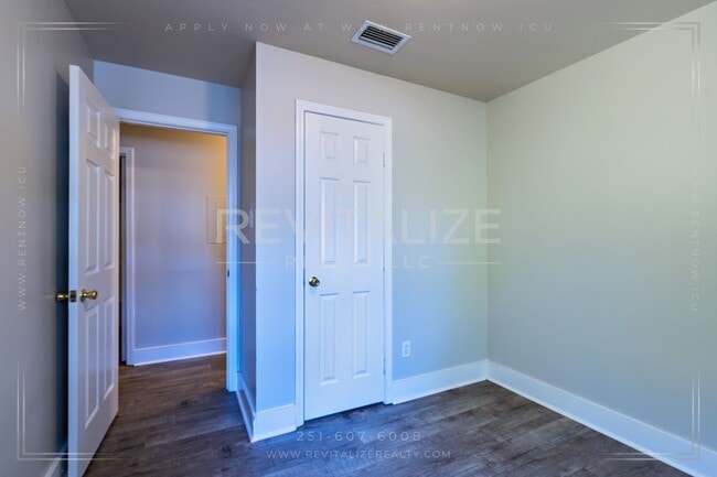 Building Photo - 1746 Cody Rd N