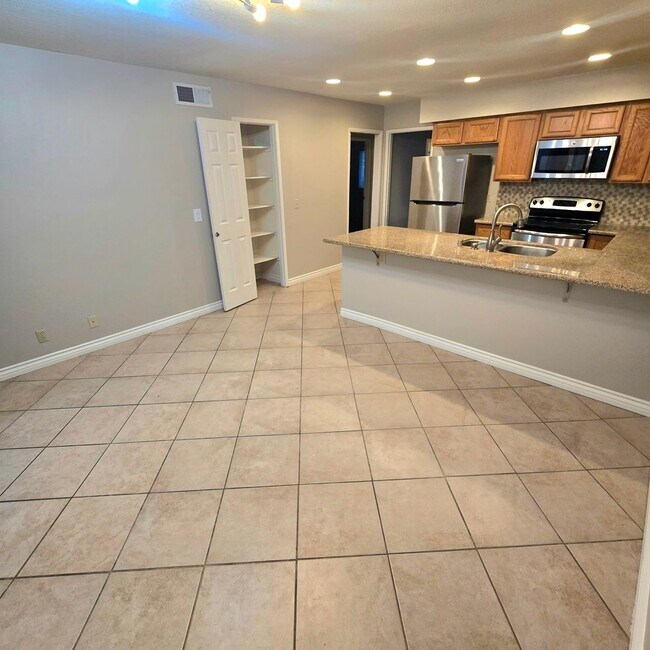 Building Photo - 2 bedroom with GAREAGE in the HEART of Wes...