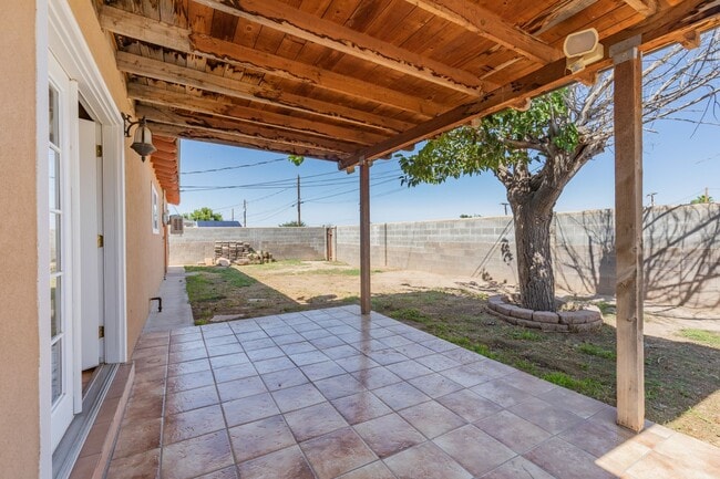 Building Photo - 3 Bedroom 2 Bath Home