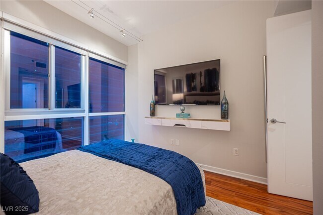 Building Photo - 4525 Dean Martin Dr