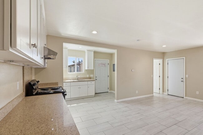 Building Photo - Adorable 2BR Property with Yard