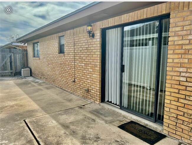 Building Photo - 1604 W Gastel Cir