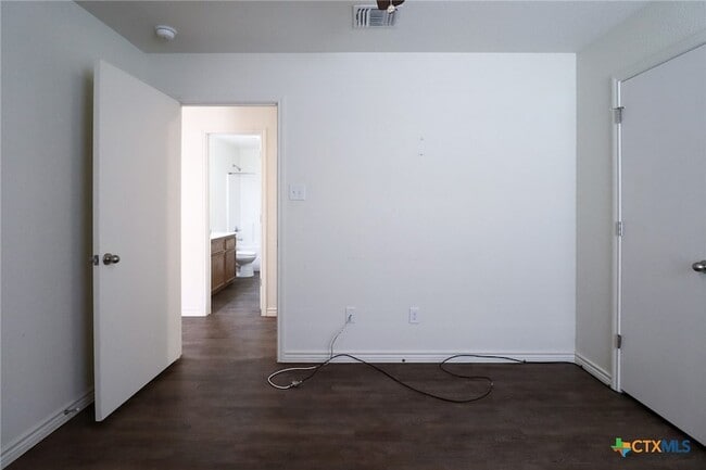 Building Photo - 909 Lasso Dr