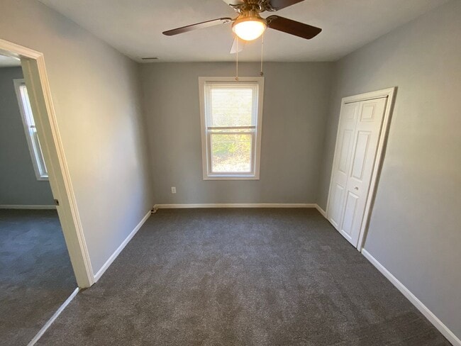 Building Photo - Large, Three-Bedroom Home in Devou Park