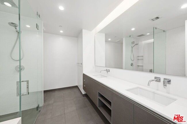 Building Photo - 935 N San Vicente Blvd