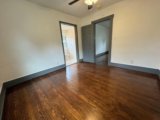 Building Photo - Cute 2 bedroom 2 bathroom home!