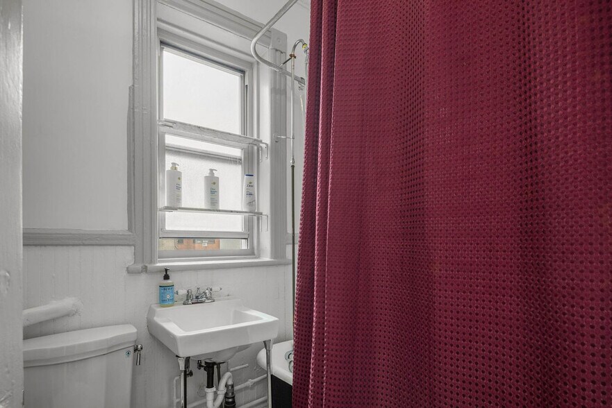 Building Photo - 185 E Broadway