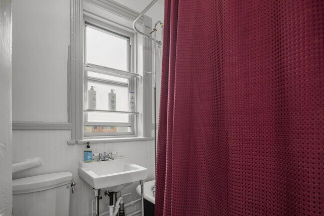 Building Photo - 185 East Broadway-SI ID1330811P