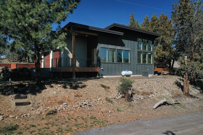 Building Photo - Gorgeous home close to downtown Tumalo