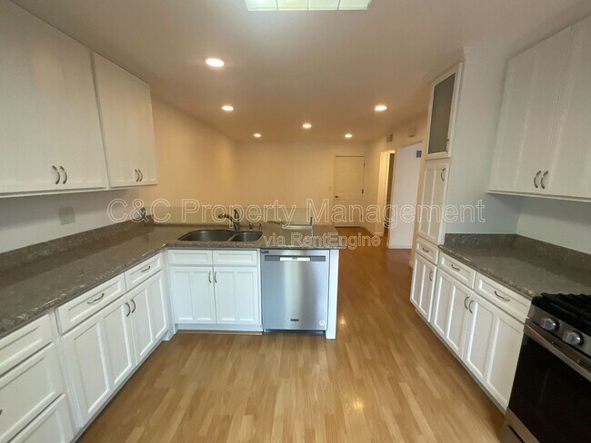 Building Photo - 6628 Wildwood Ct