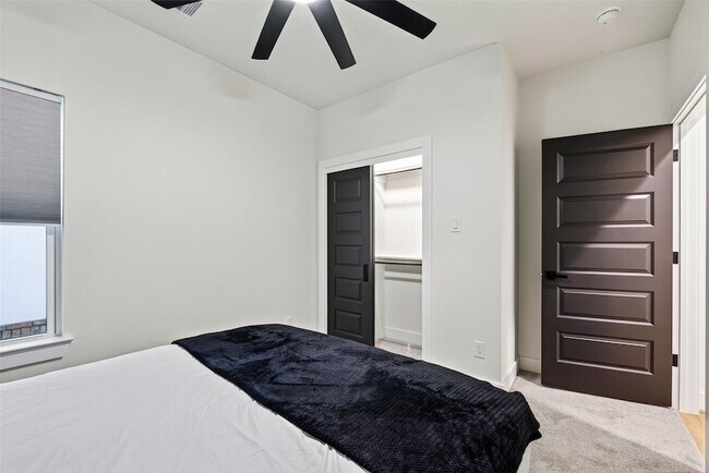 Building Photo - 712 Delano St