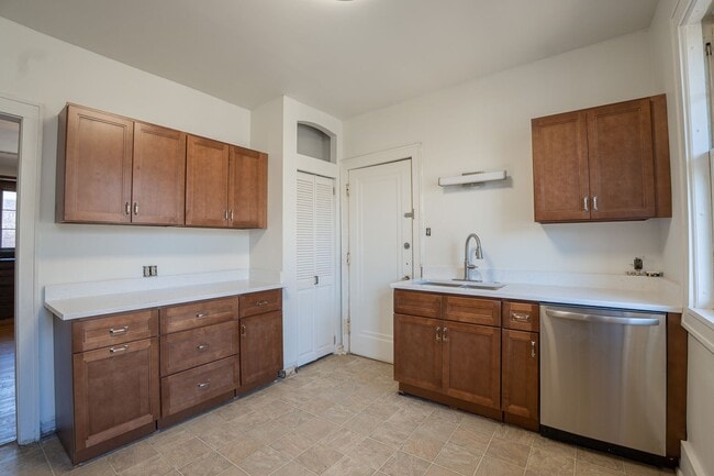 Building Photo - 2222 E Park Pl