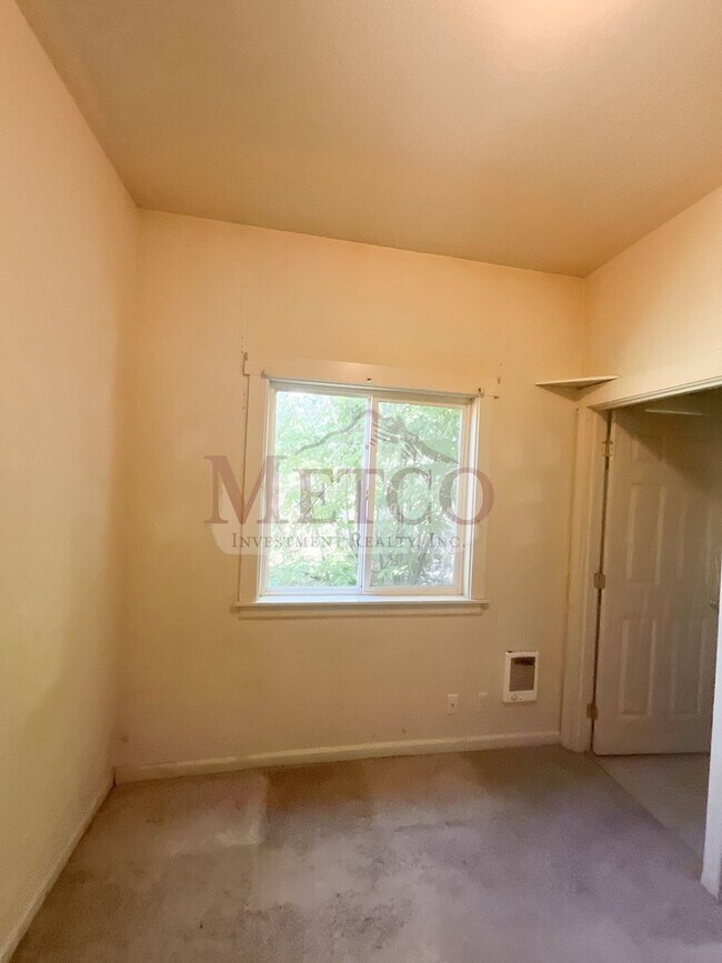Building Photo - 15401