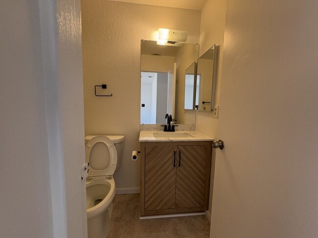 Building Photo - Beautiful 4-bedroom home close to schools ...