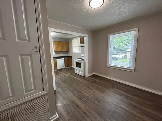 Building Photo - 905 Pansy Ct