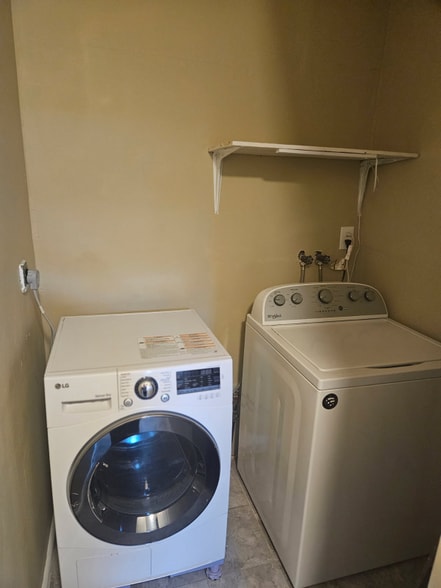 Building Photo - 325 W Main St