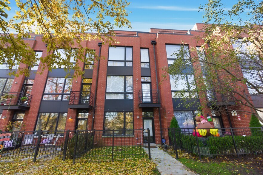 Primary Photo - 2854 N River Walk Dr