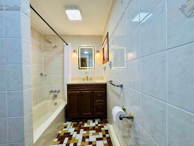 Building Photo - 16 W 51st St