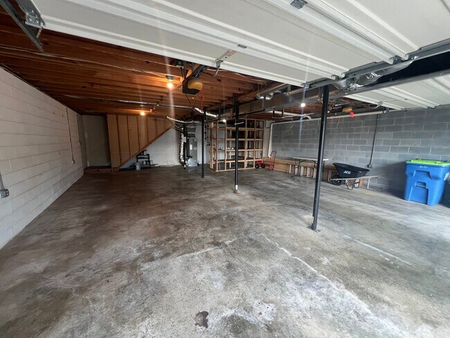 Building Photo - 5028 Dellwood Dr