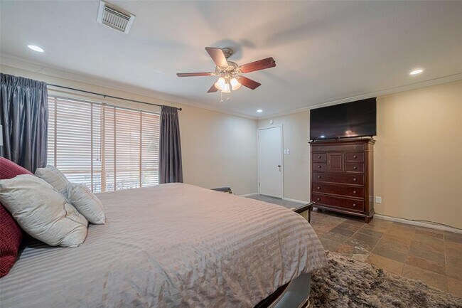 Building Photo - 12231 Carriage Hill Dr