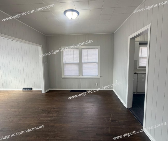 Building Photo - FOR RENT — SPACIOUS 3 BED / 1 BATH HOME