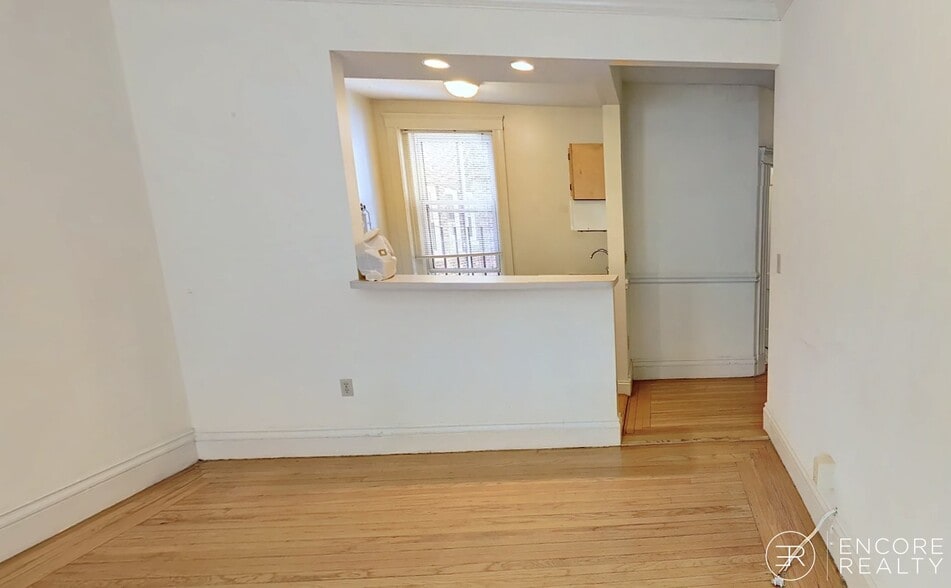 Building Photo - 125 Park Dr