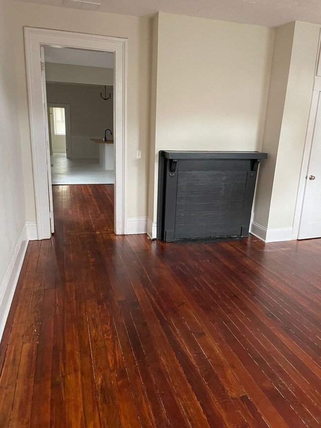 Building Photo - Beautifully  Renovated 2 bed 2 bath Home in Shelby Park!