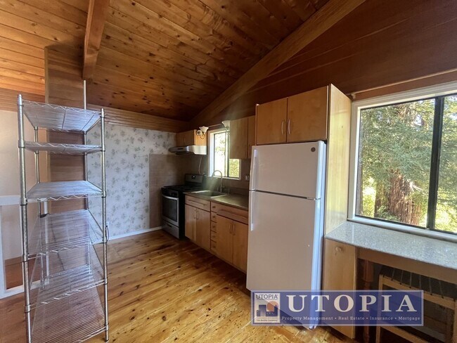 Building Photo - 10585 Redwood Dr