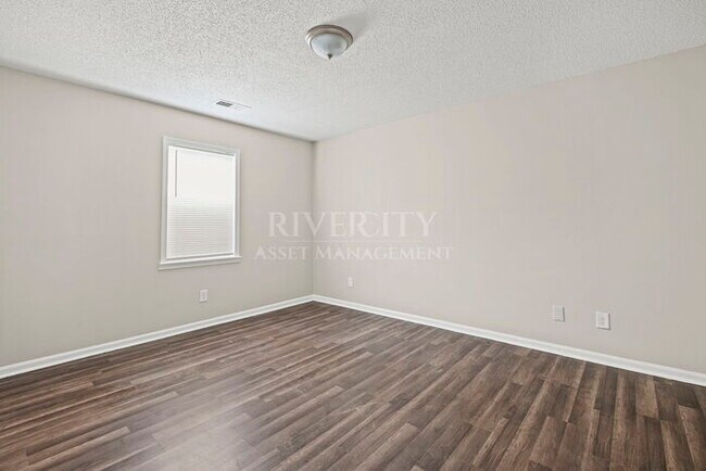 Building Photo - Beautifully Renovated 4 Bed / 2 Bath Home with Over 2,000 Sq Ft! Section 8 Welcomed