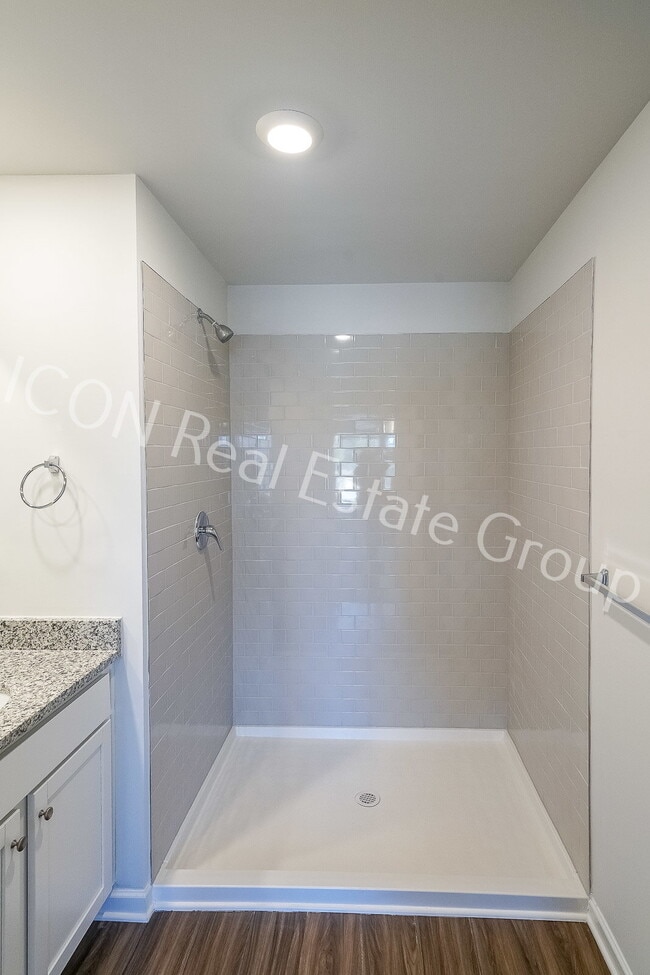 Building Photo - Beautiful 3-Bedroom Townhome with Modern Finishes & Prime Location!