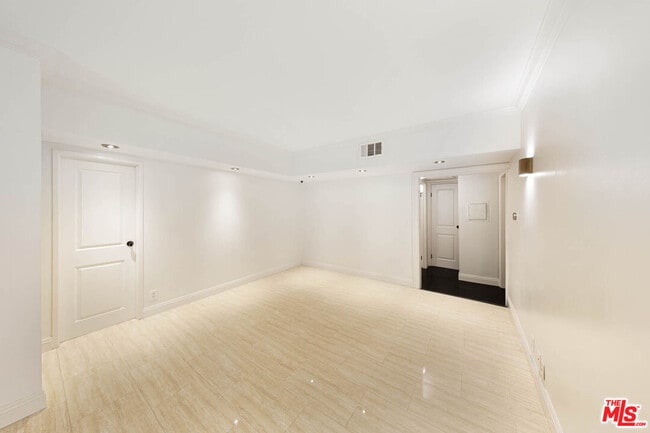 Building Photo - 1131 Alta Loma Rd