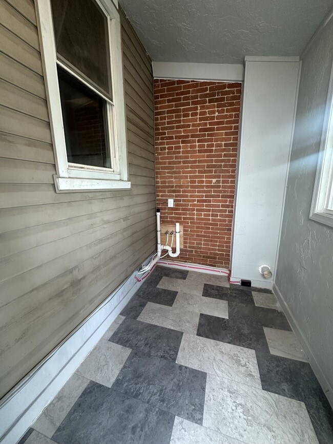 Building Photo - 636 Vander Ave