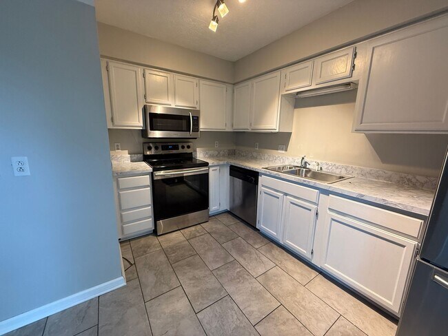 Building Photo - 3-Level End-Unit Townhome Near I-24 & Tang...