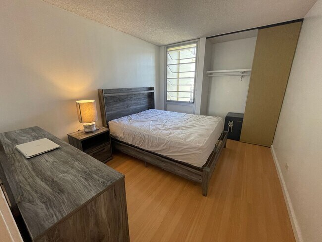 Building Photo - Gorgeous renovated high-floor apartment in great building.