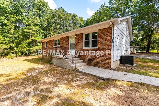 Building Photo - 3-Bedroom Home in Private Setting Minutes ...