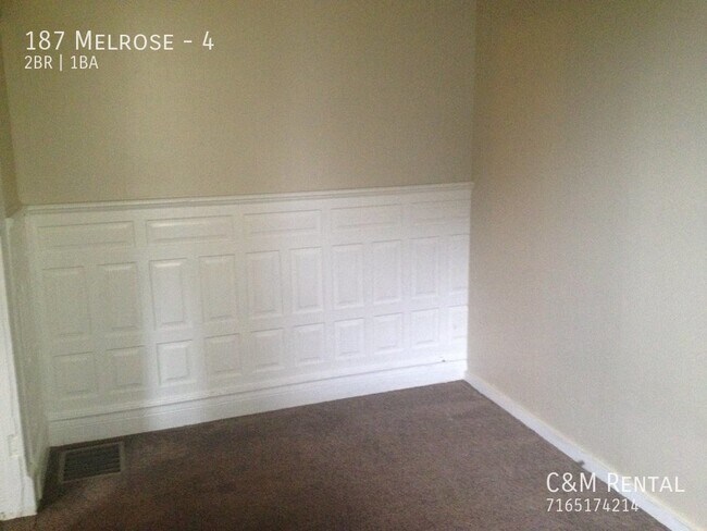 Building Photo - 2 Bedroom Lower Apartment