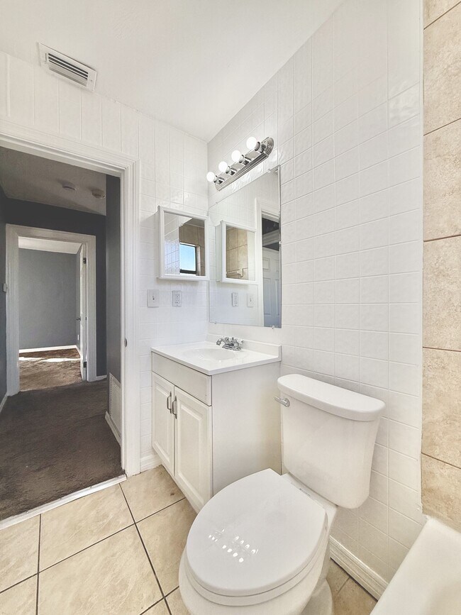 Building Photo - 1828 20th Ave S