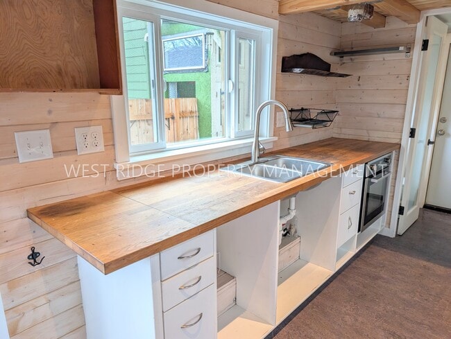 Building Photo - 5326 N Montana Ave