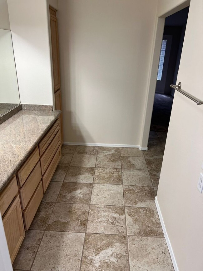 Building Photo - Move in Quick! 2 Bedroom Townhome in Sun C...