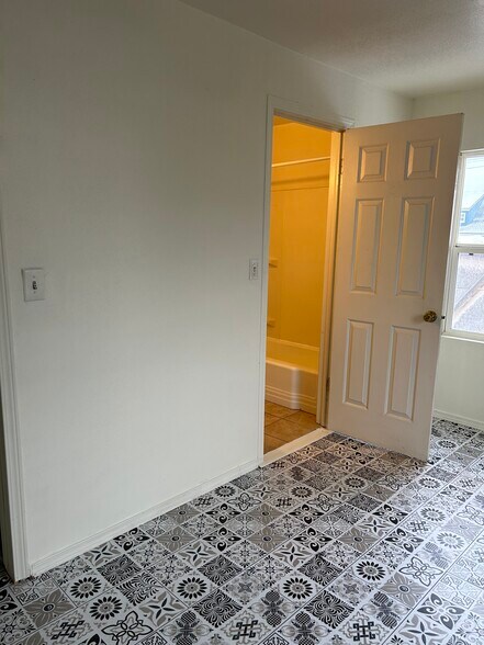 Building Photo - 276 Adams St