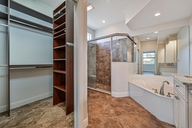 Building Photo - ** Immaculate,  3 Bed/2 Bath Lake Front Pool Home in Naples ~ Available NOW**