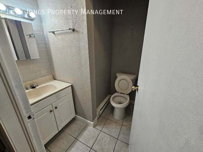 Building Photo - 1817 Pine-Apt 3