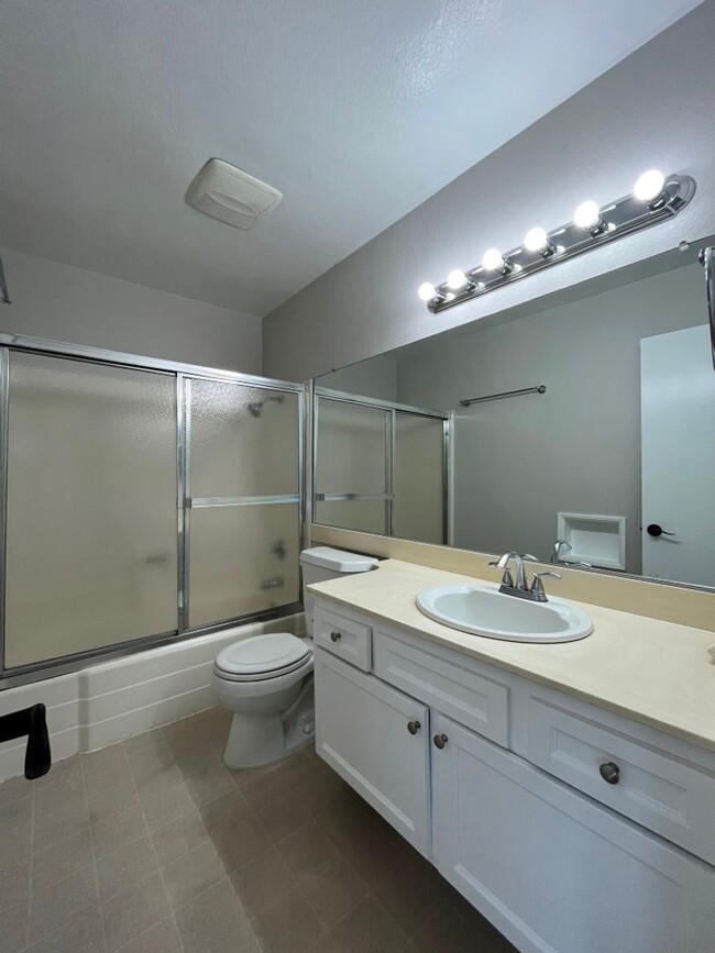 Building Photo - Newbury Park townhome w/3+2, en-suite, gar...