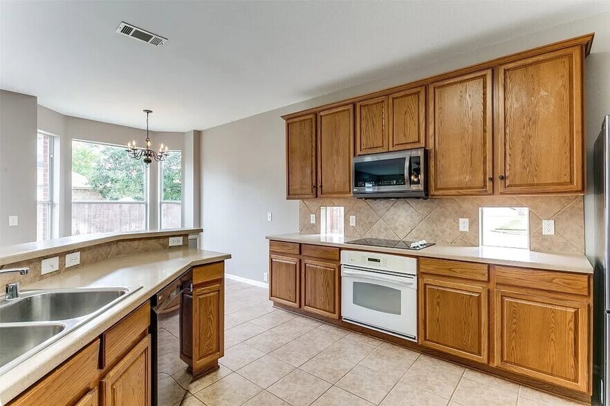 Building Photo - 2700 Thorncreek Ln