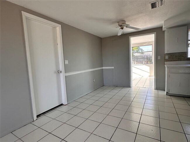Building Photo - 3215 Bright Dr