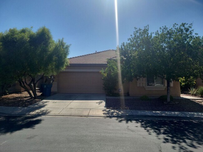 Primary Photo - Spacious 3 Bedroom Home with Garage & Soak...