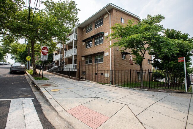 Building Photo - Charming 2 BR/2 BA Condo in Barry Farms!