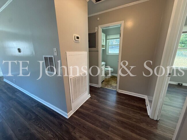 Building Photo - Cozy Greensboro Home with Modern Comforts