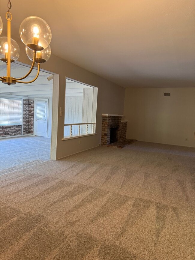 Building Photo - Spacious Waverly Park Home