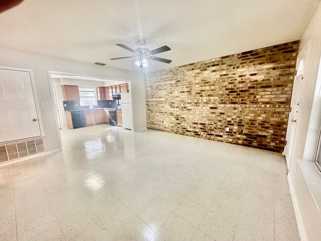 Building Photo - Cozy 2/1 Duplex in Pleasanton w/ Dedicated Parking ~ Move-In Ready!
